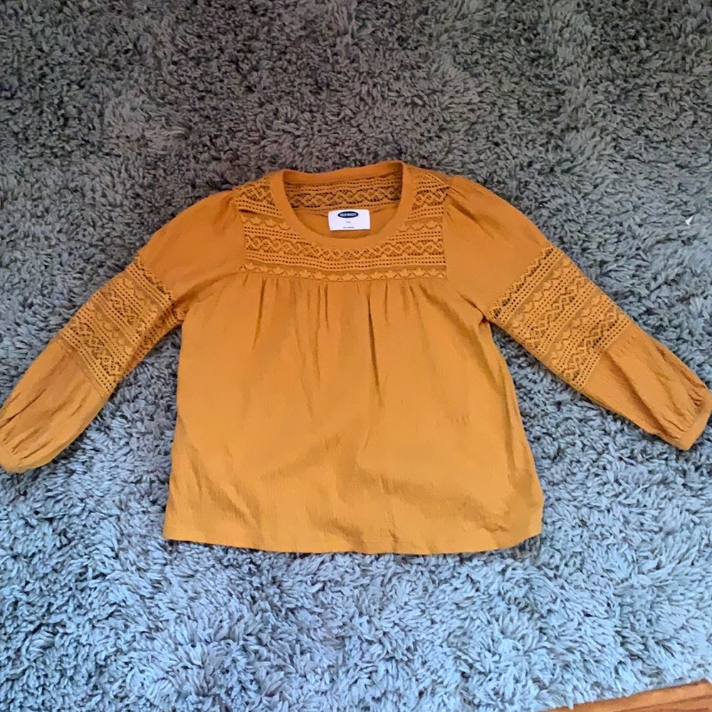 Mustard yellow kids long sleeve. Size: Kids M